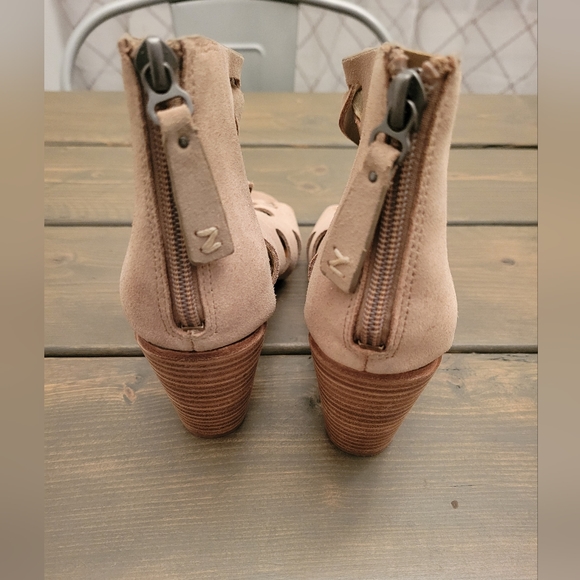Zodiac suede heels size 9 - Picture 6 of 7